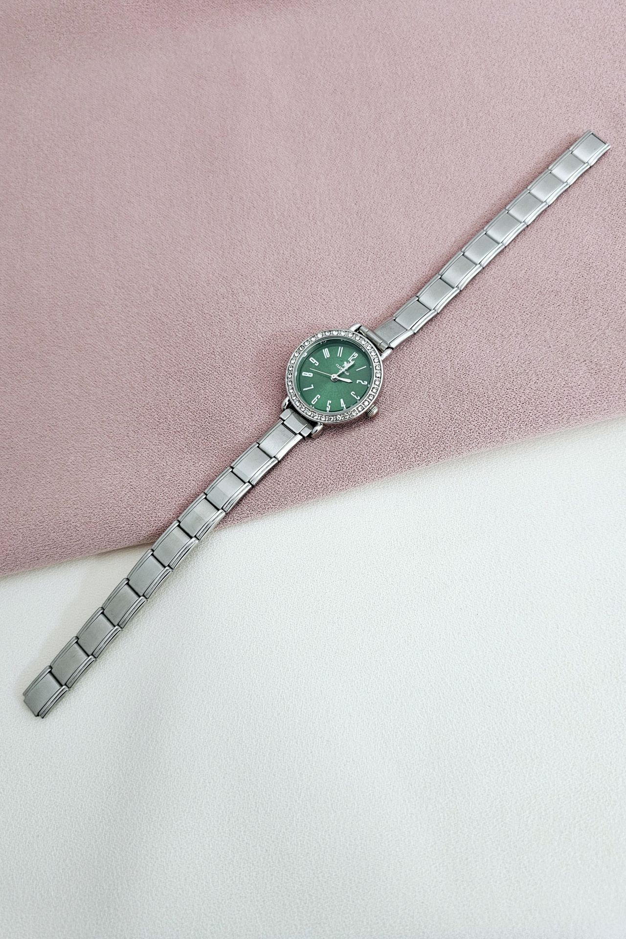 Nomi yeşil saat charm takılabilir