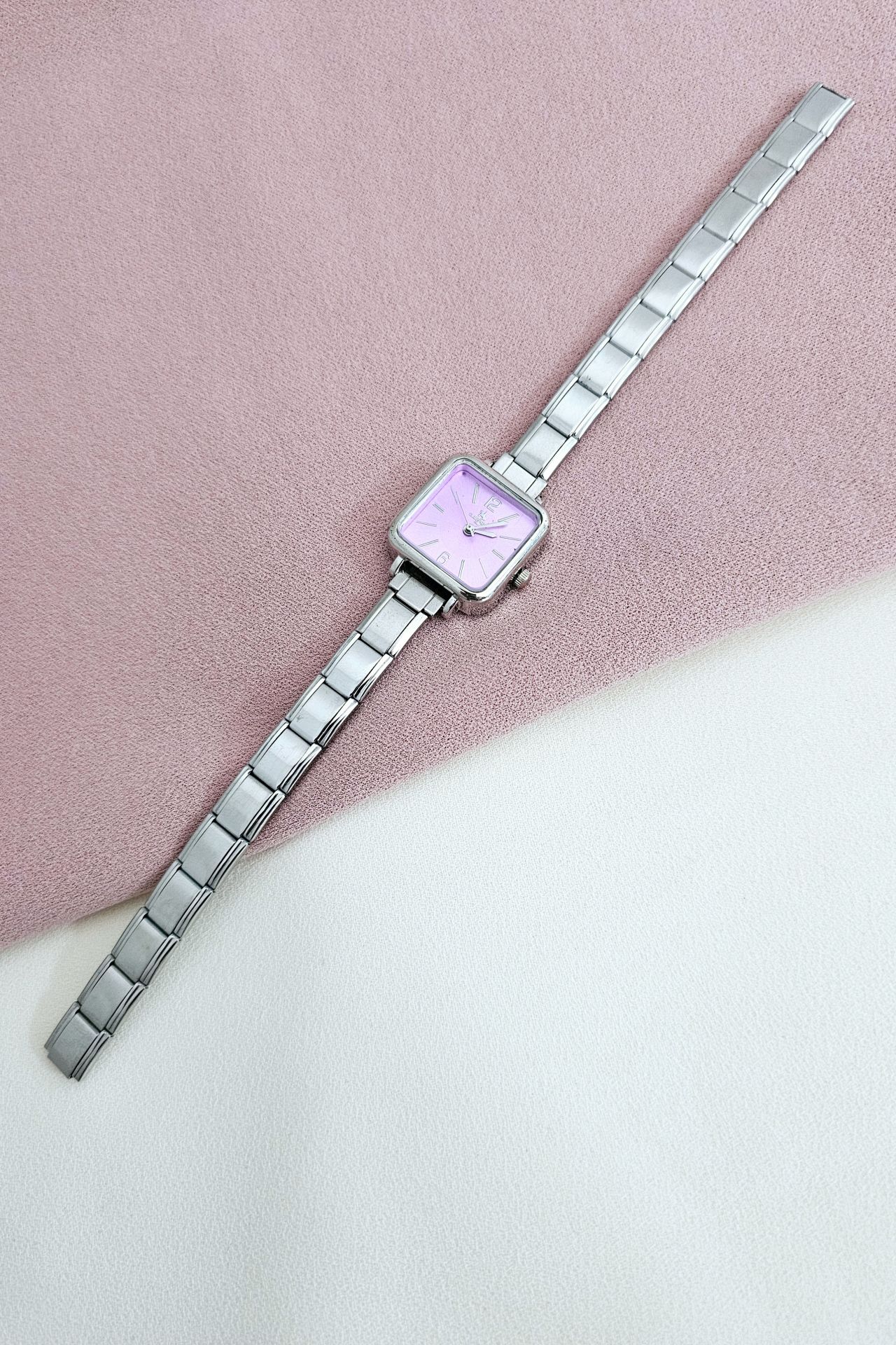 Nomi pembe saat charm takılabilir