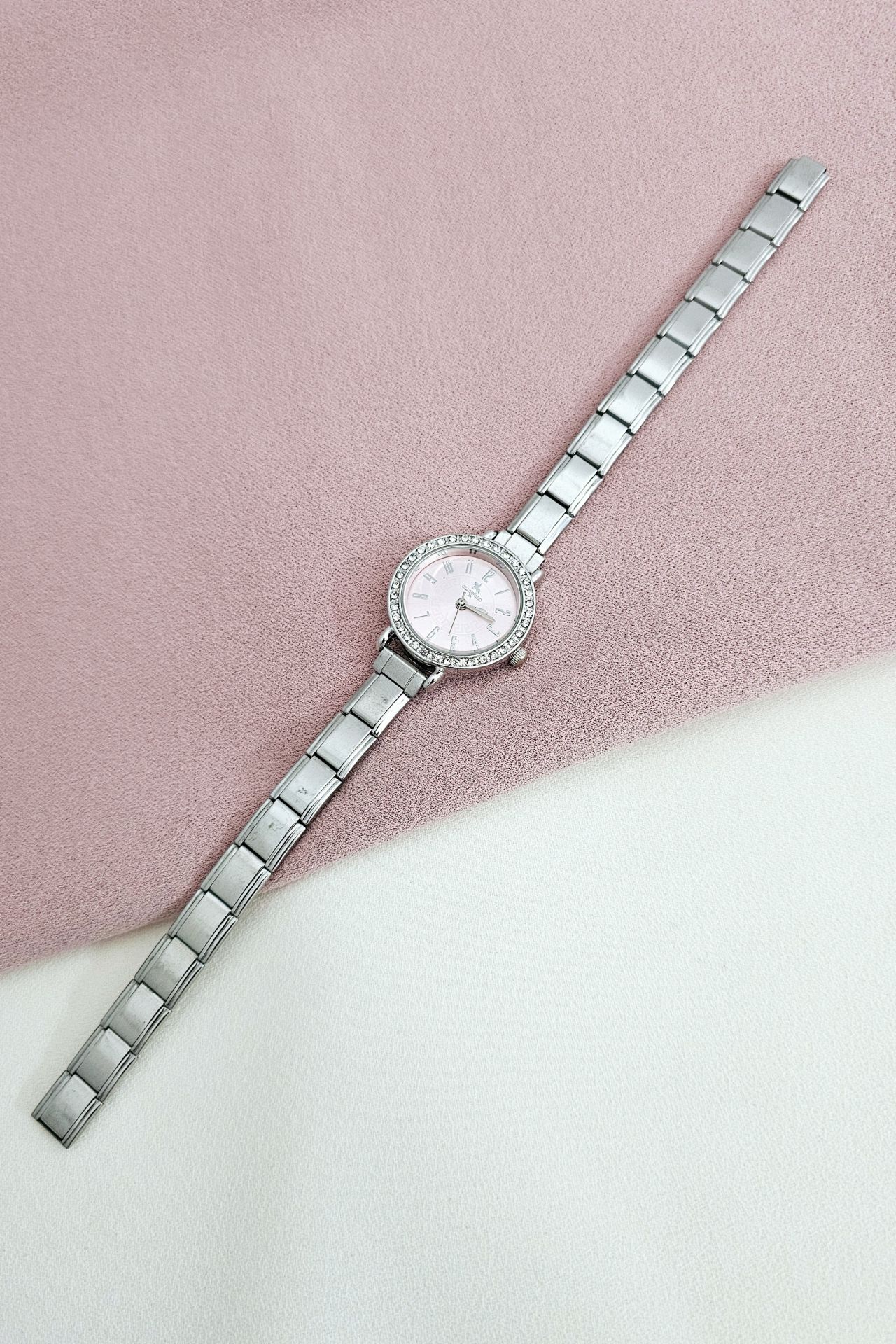 Nomi pembe taşlı saat charm takılabilir