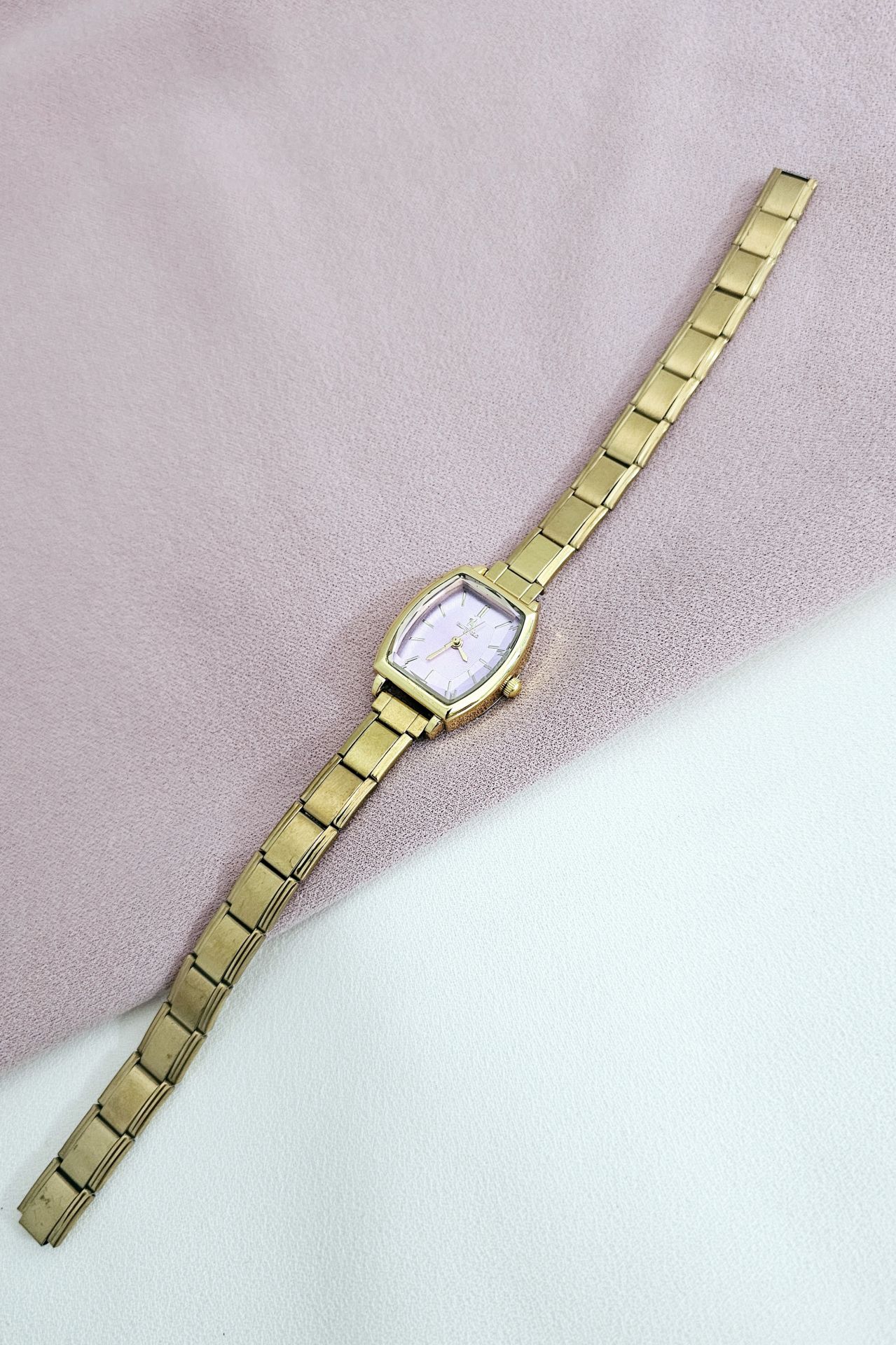 Nomi gold saat charm takılabilir