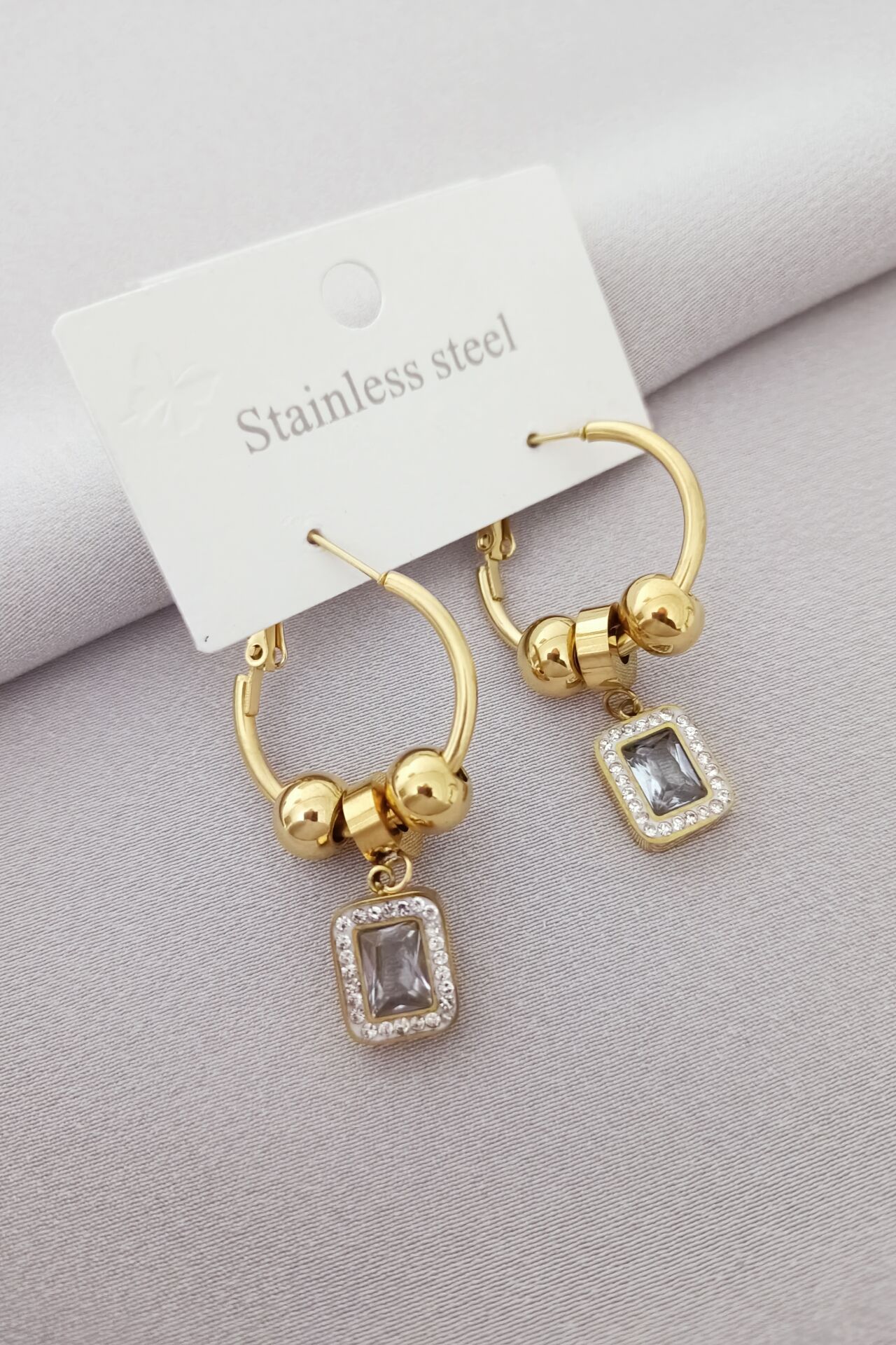 Çelik taşlı gold küpe