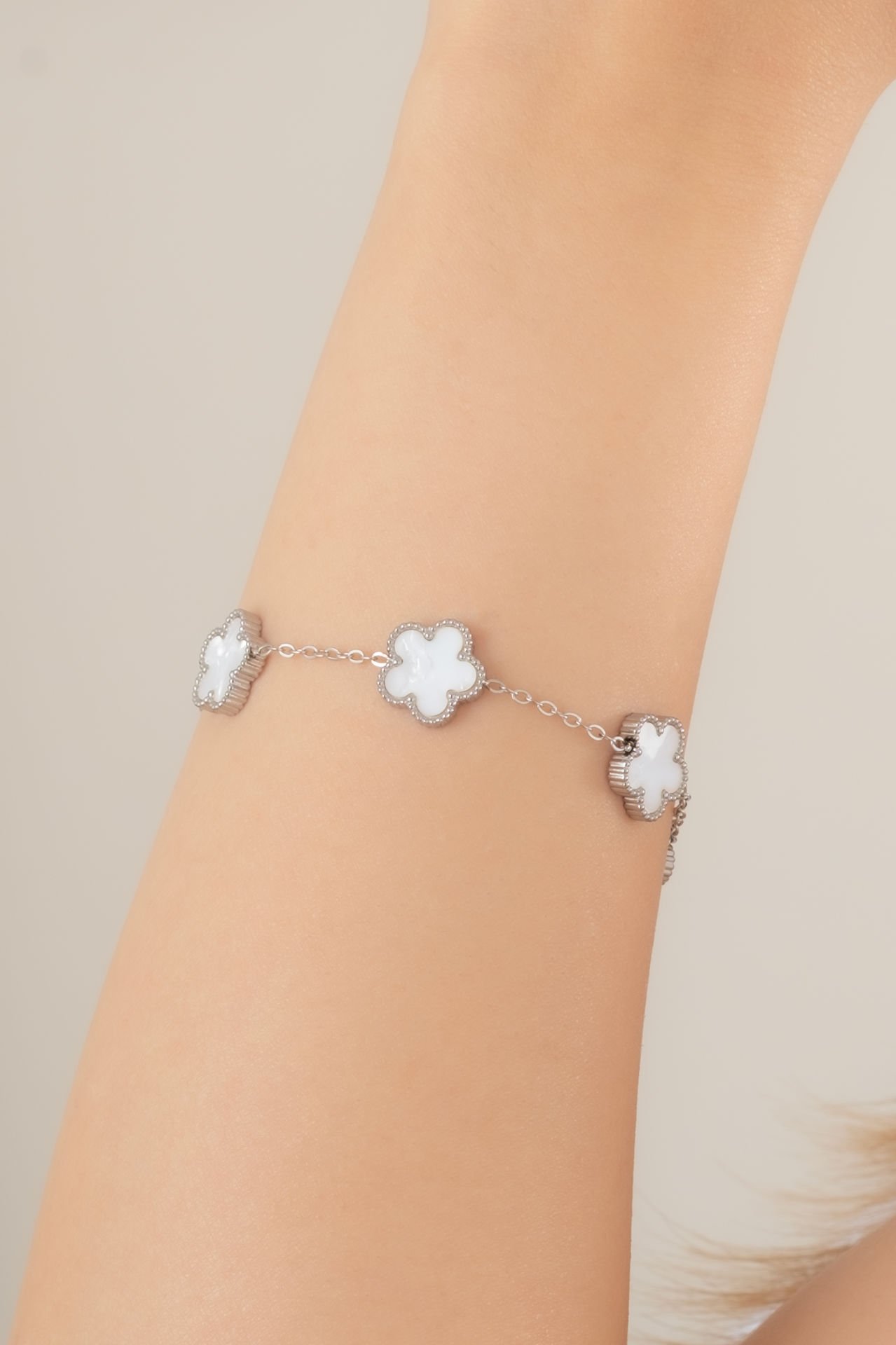 Çelik Van Cleef Beyaz Renk 5 Yaprak Silver Bileklik