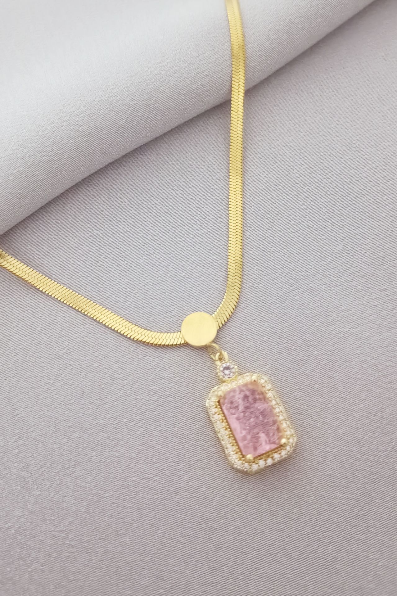 Çelik Pembe taşlı kolye