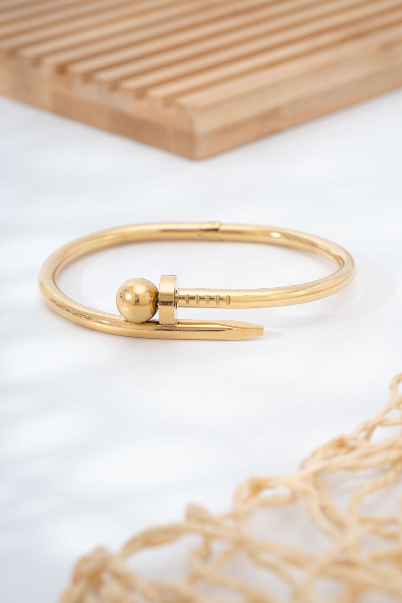 Gold Top Detaylı Çivi Bileklik