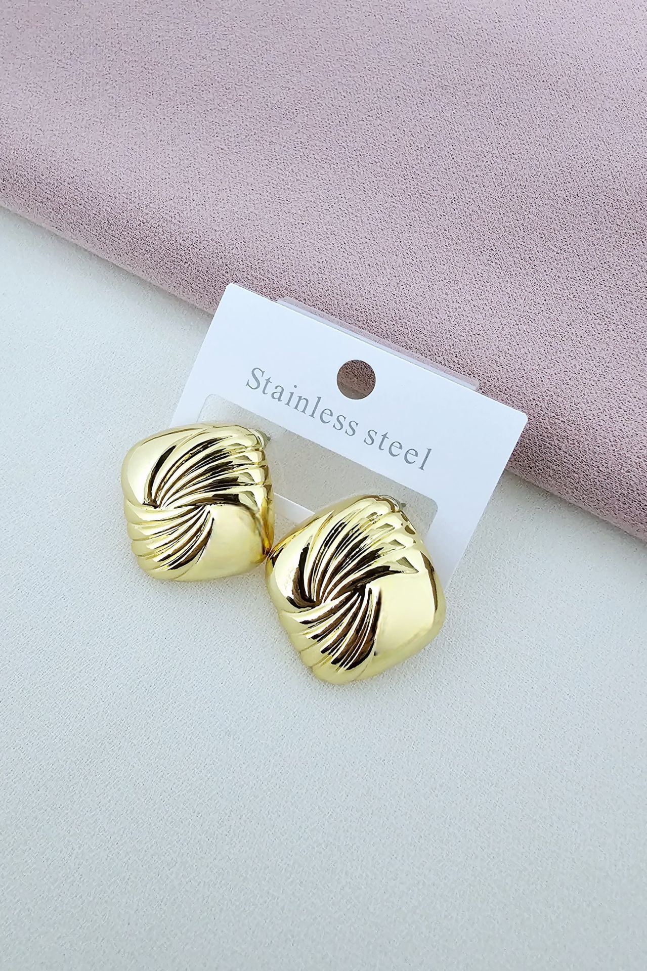 Gold Spiral Desenli Çelik Küpe