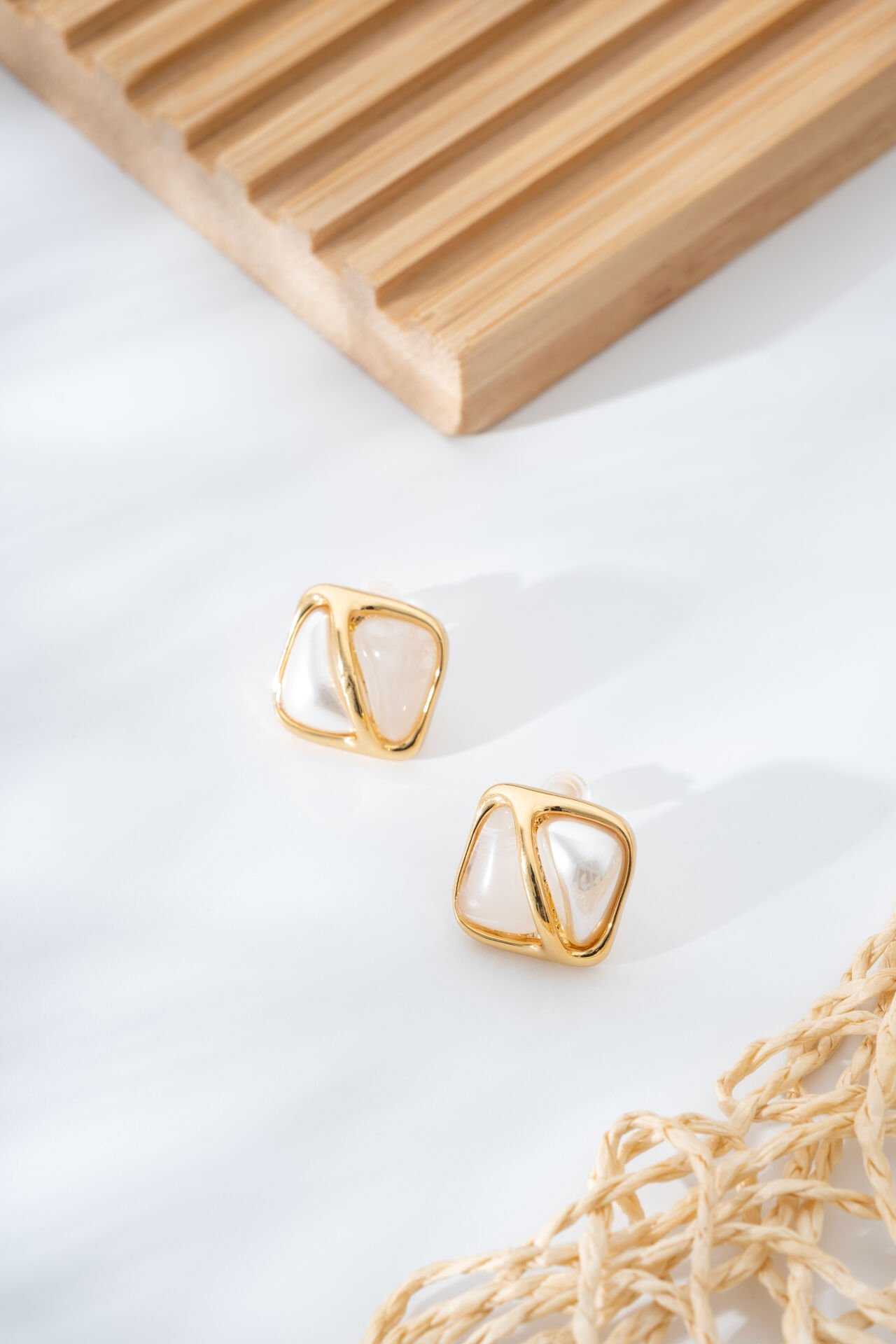 Üçgen Formlu İnci Beyazı Gold Çerçeveli Modern Küpe