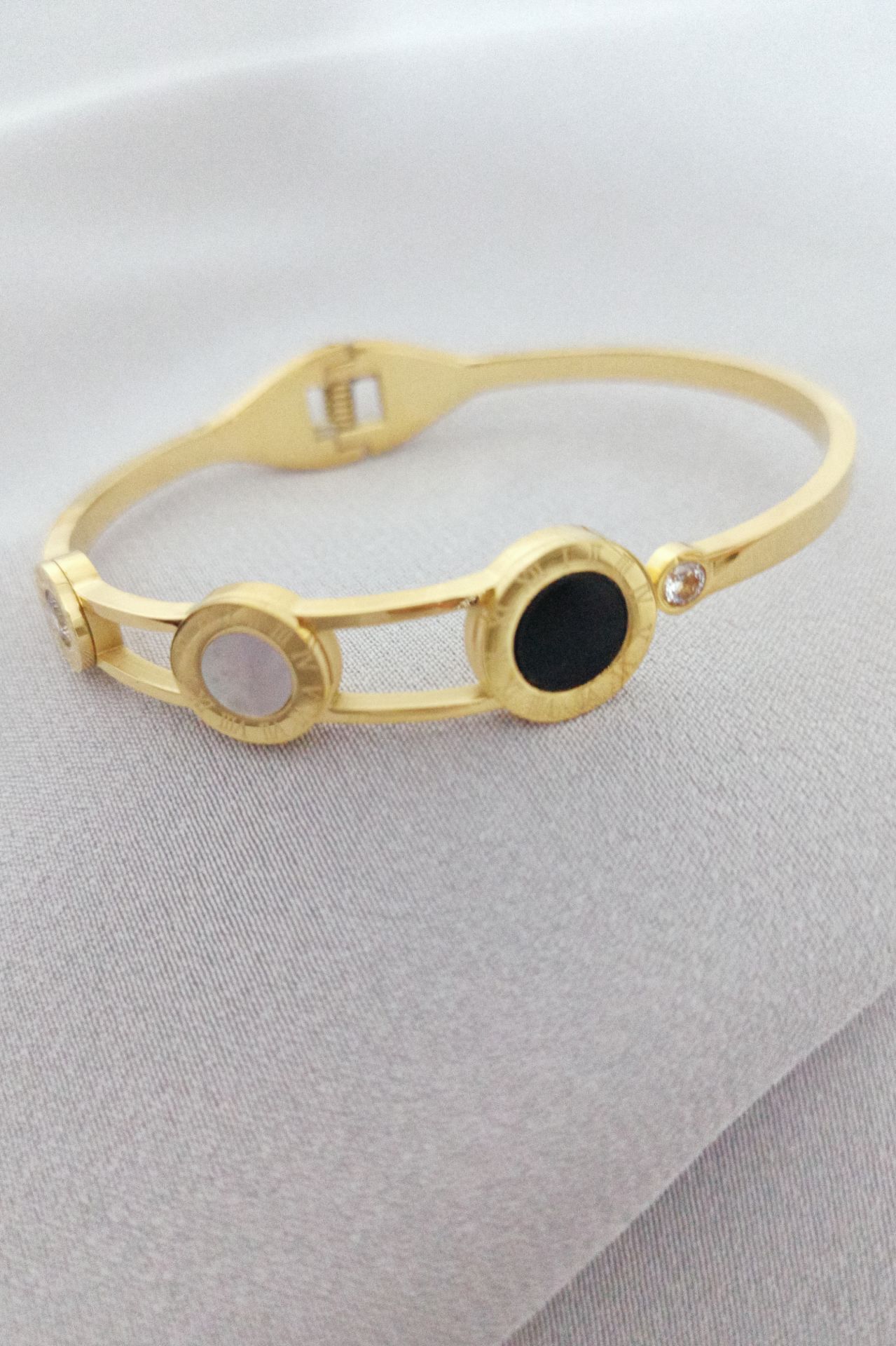 Çelik taşlı bileklik gold