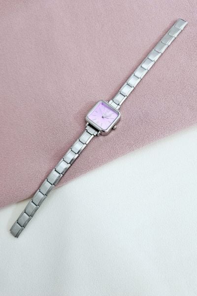 Nomi pembe saat charm takılabilir