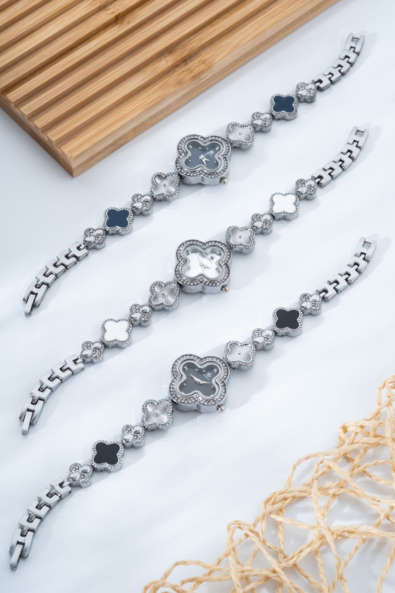 Çiçek Figürlü Gümüş Renk Saat