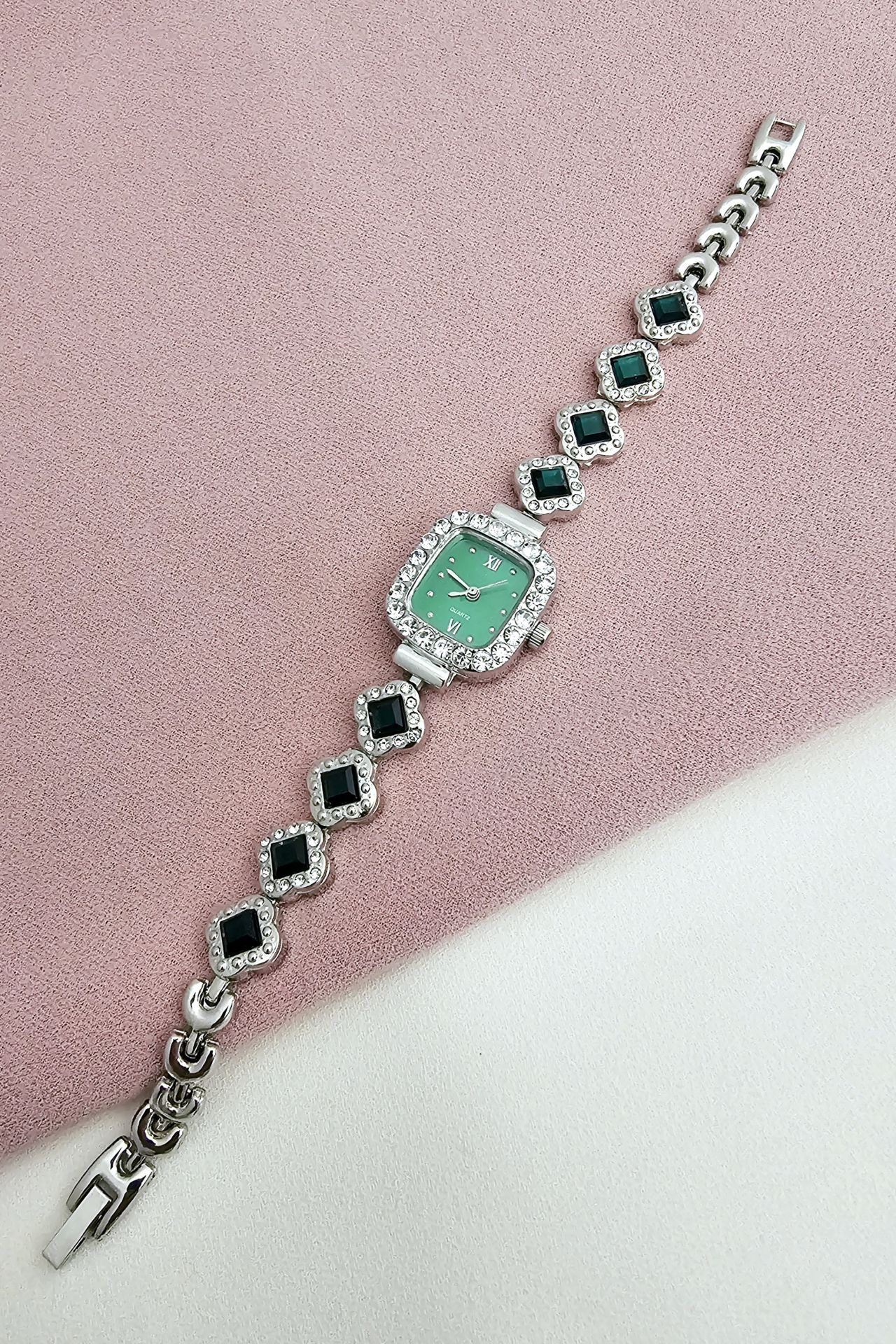 Yeşil taşlı saat