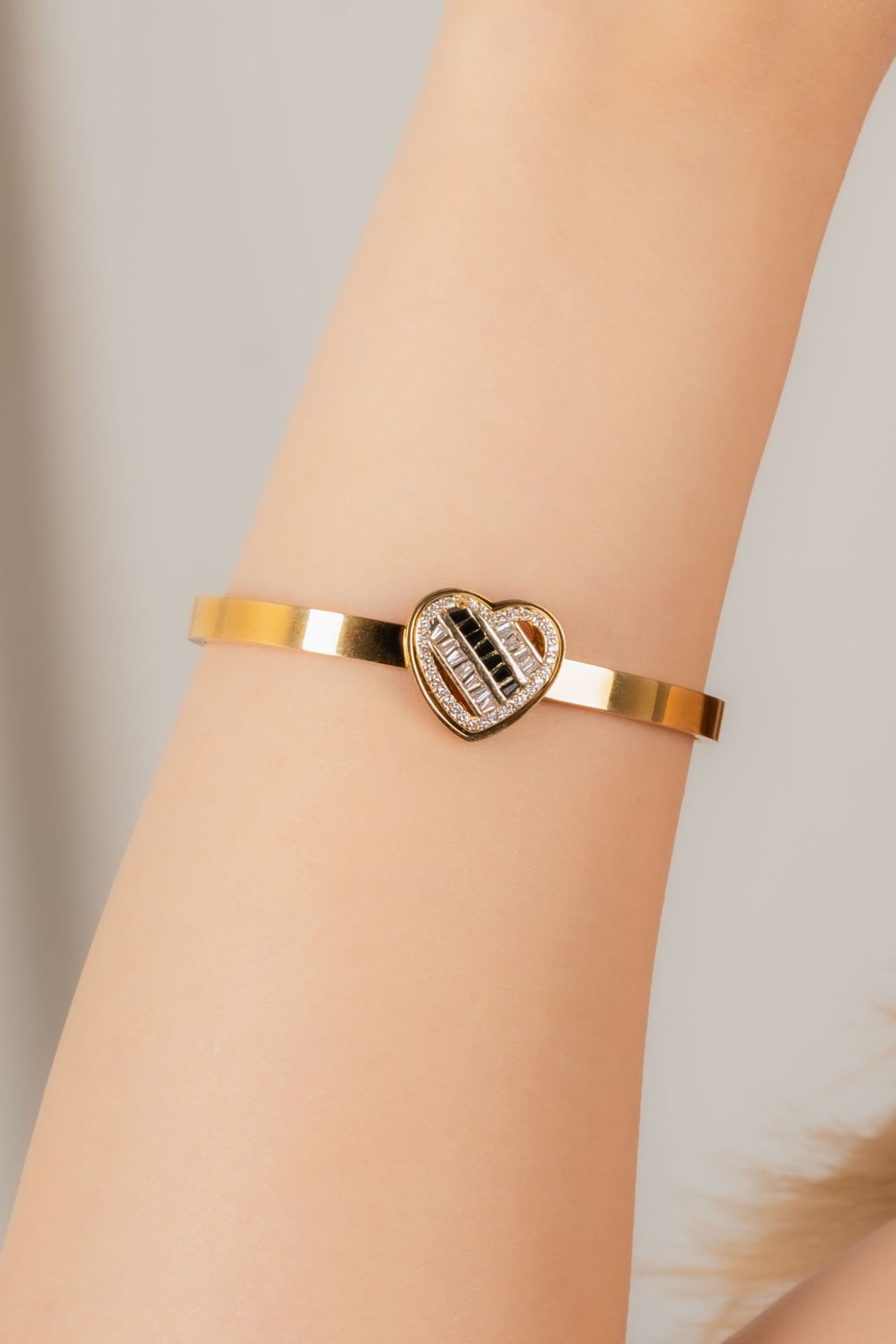 Kalp Desenli Çelik Kelepçe Bileklik