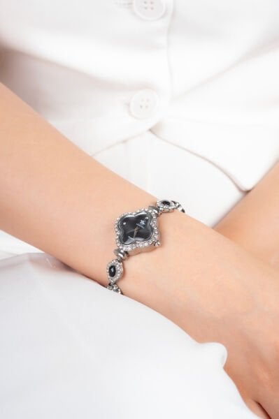 Gümüş Renk Taş Detaylı Çiçek Kadranlı Kol Saati