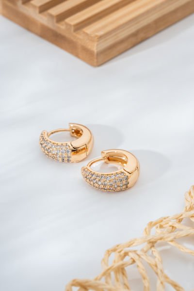 Taş Detaylı Altın Renk Yarı Kalın Modern Küpe