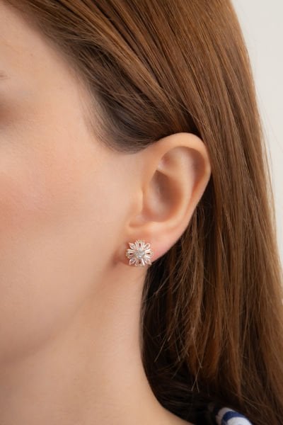 Kristal Detaylı Çiçek Model Çelik Küpe