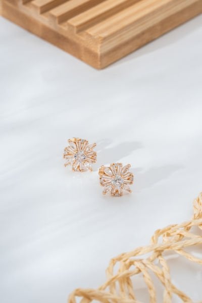 Kristal Detaylı Çiçek Model Çelik Küpe