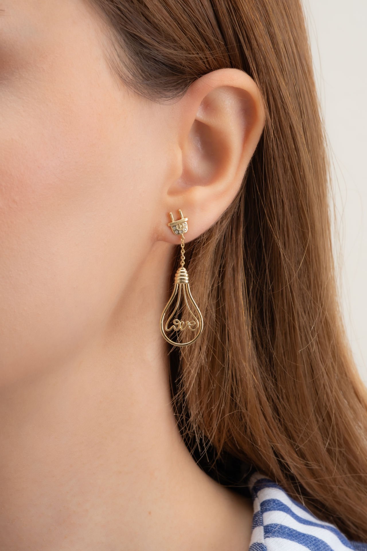 XUPİNG “Love” Yazılı Ampul Figürlü Sallantılı Çelik Küpe