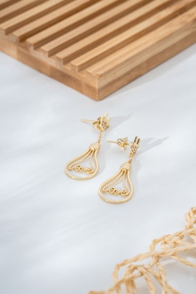 XUPİNG “Love” Yazılı Ampul Figürlü Sallantılı Çelik Küpe