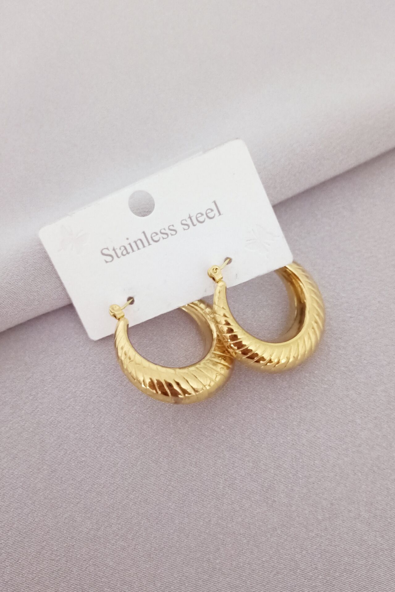 Çelik desenli gold küpe