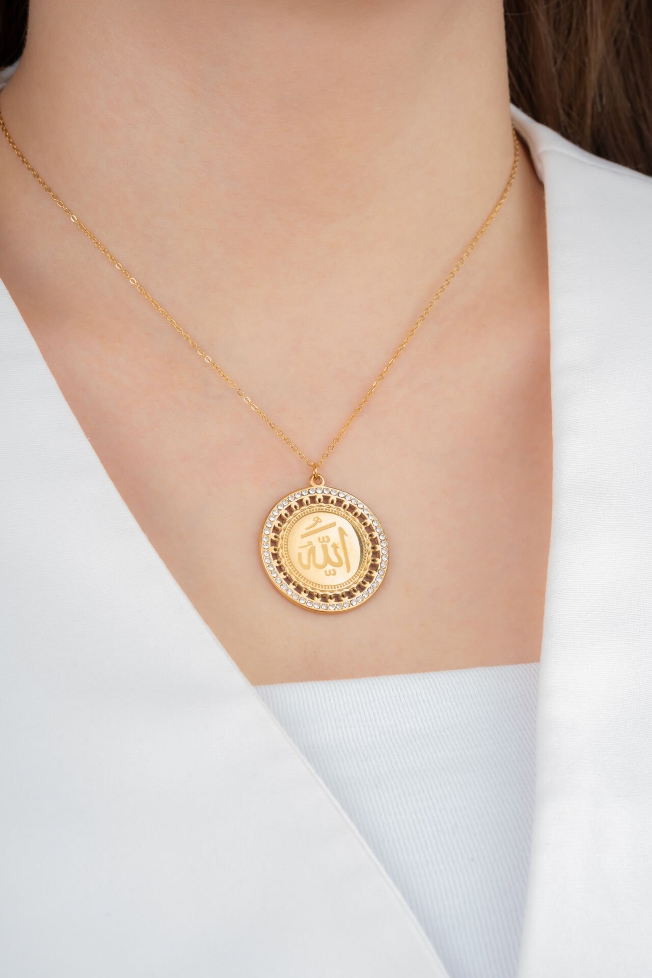 Altın Renk Yuvarlak Allah Yazılı Taşlı Kolye