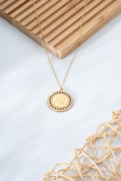 Altın Renk Yuvarlak Allah Yazılı Taşlı Kolye