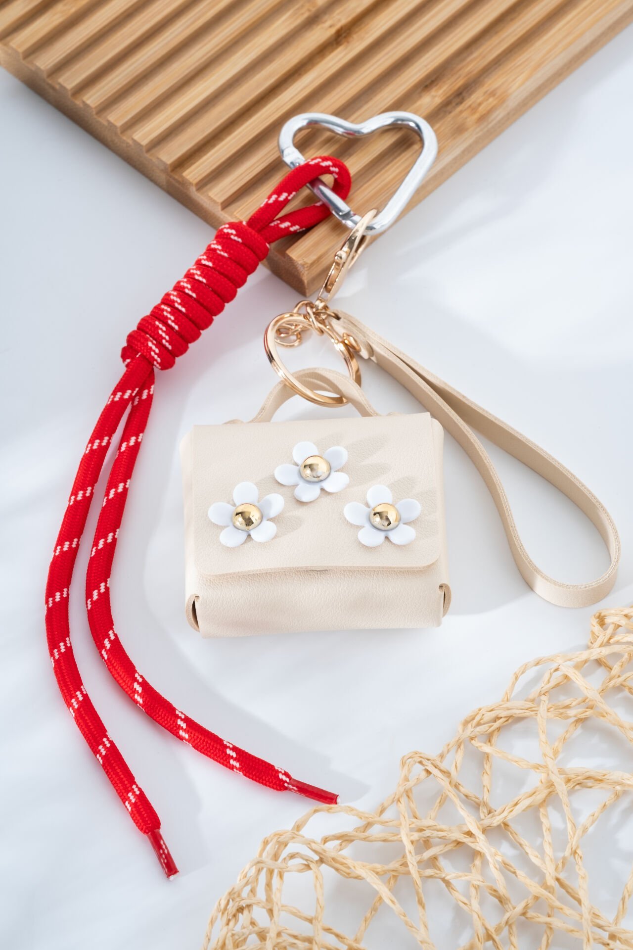 Beyaz Çiçekli Çanta Figürlü Çanta Ve Anahtarlık Charm'ı