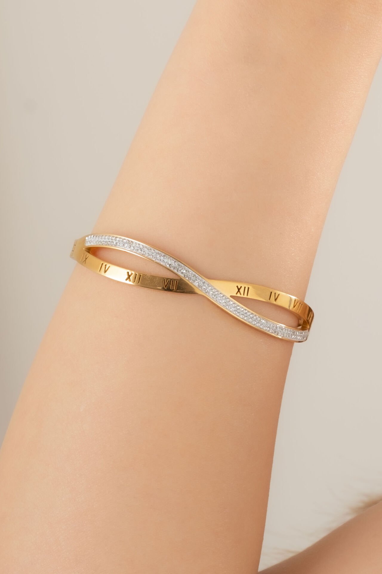 Sonsuzluk Modeli Roma Rakamlı Taşlı Bileklik