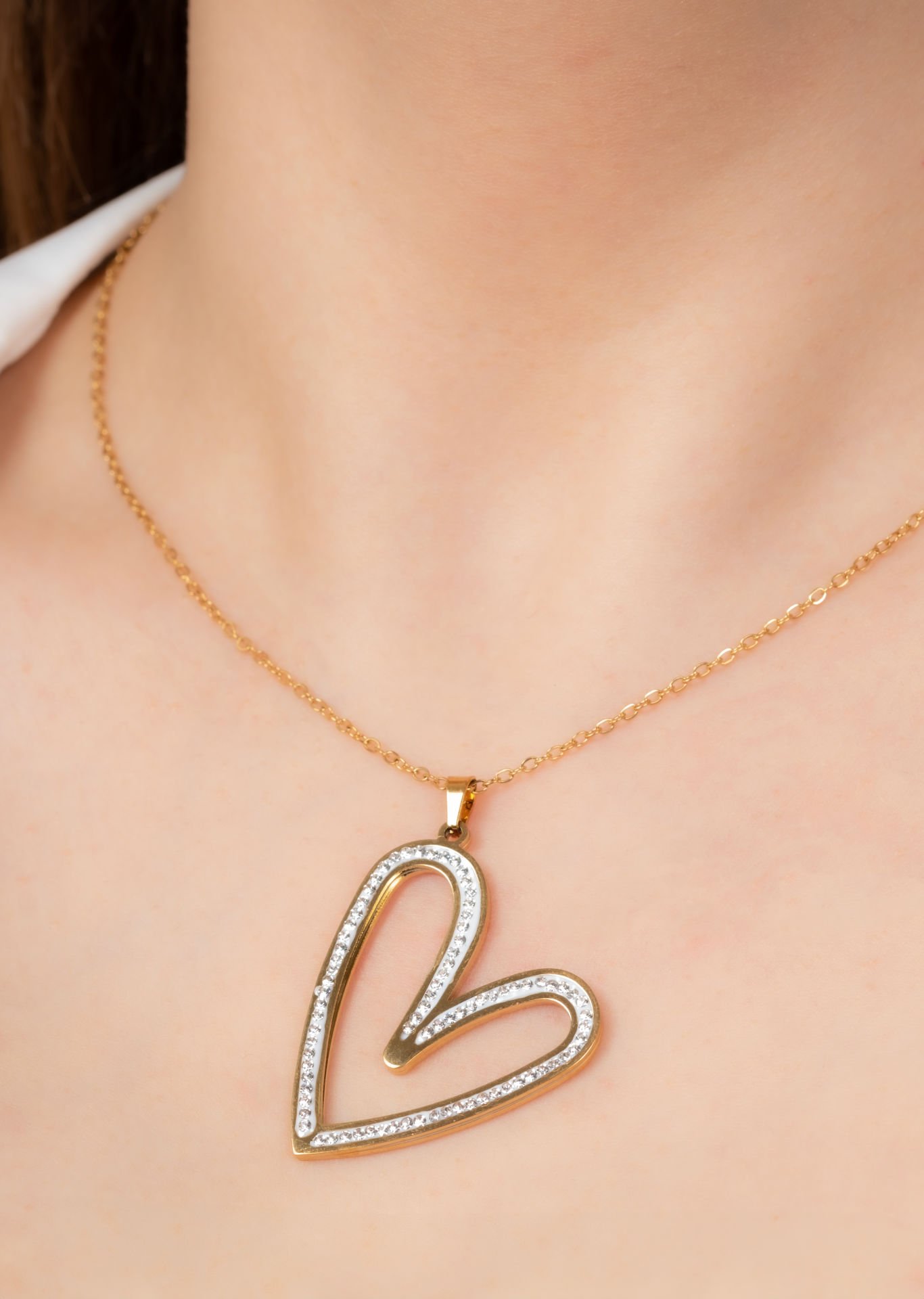 Çelik Kalpli ve Zirkon Taşlı Kolye