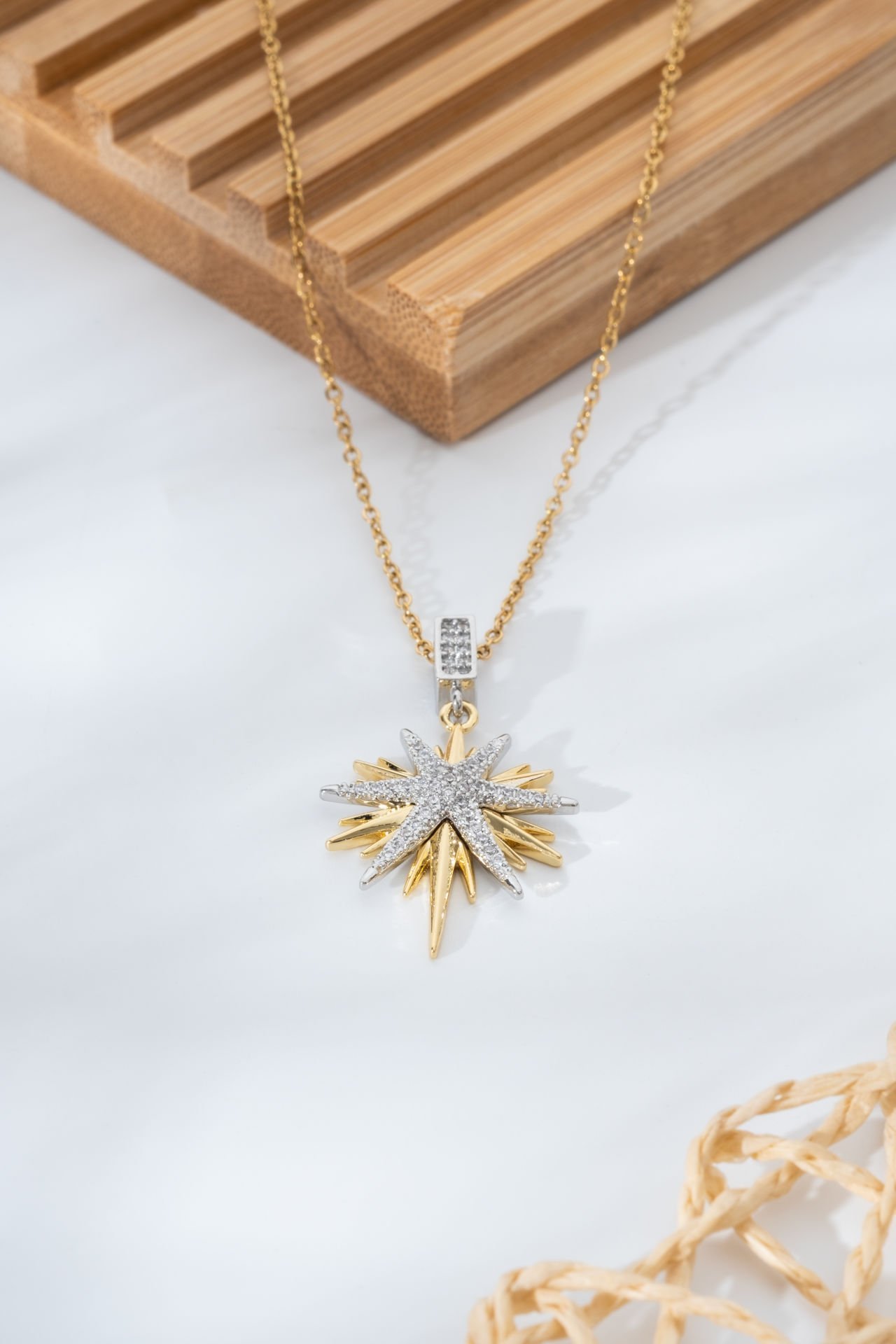 Işıltılı Yıldız Figürlü Altın Renk VİP Kolye