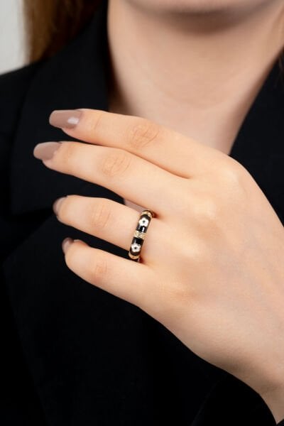 Siyah Zeminli Çiçek Desenli Taş Şeritli  Yüzük