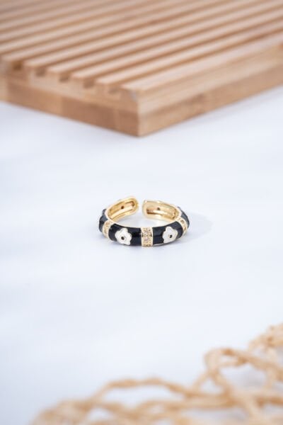 Siyah Zeminli Çiçek Desenli Taş Şeritli  Yüzük