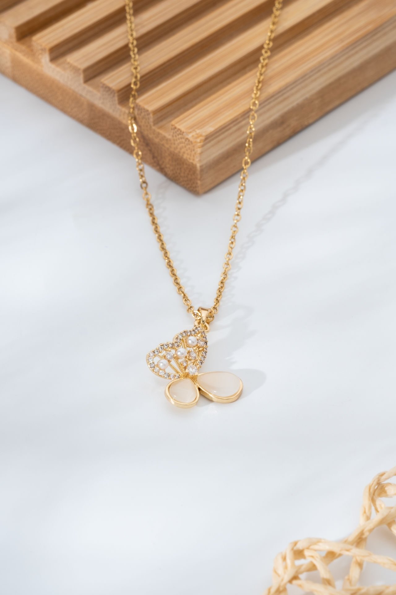 İnci Detaylı Kelebek Figürlü Altın Renk VİP Kolye