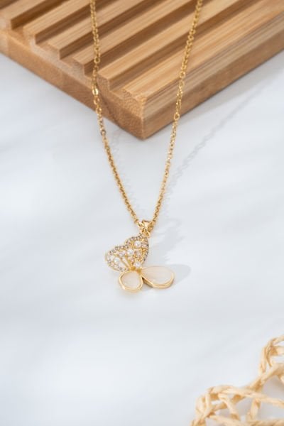 İnci Detaylı Kelebek Figürlü Altın Renk VİP Kolye