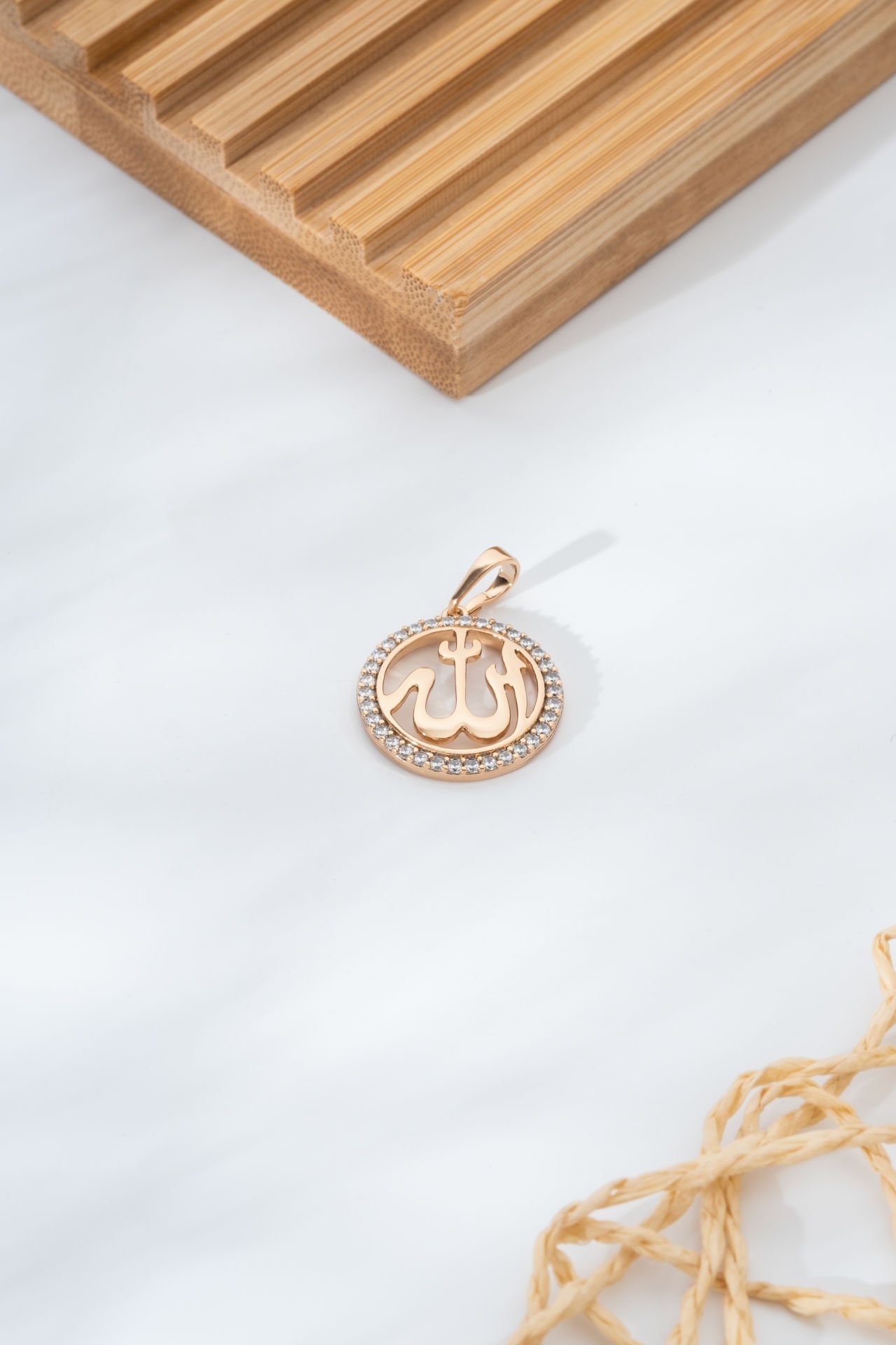 XUPİNG Yuvarlak Çerçeveli Allah Yazılı Rose Kadın Xuping Kolye Ucu