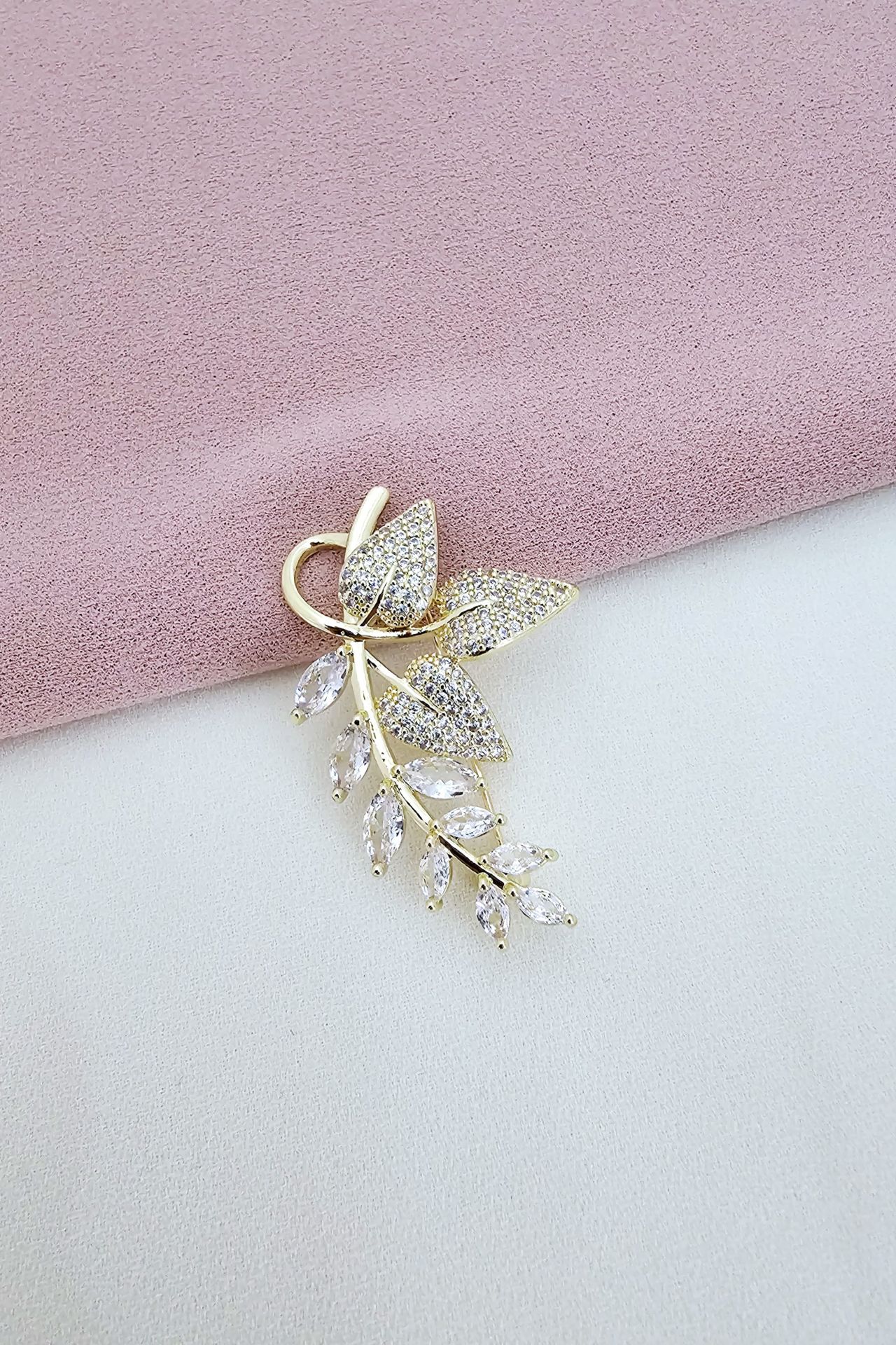 Zirkon Taşlı Yaprak Figürlü Broş