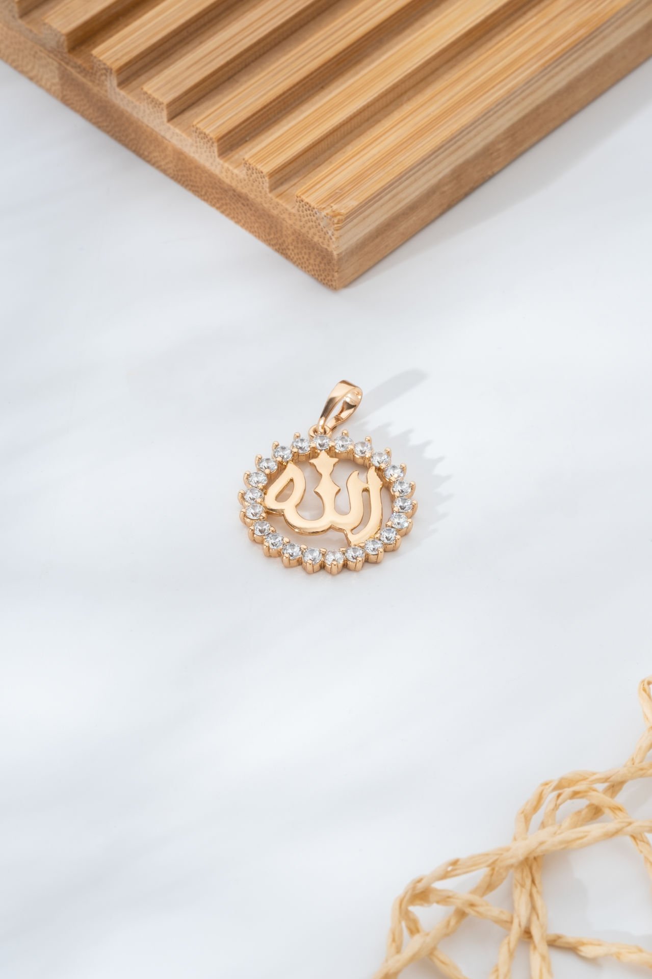 XUPİNG Altın Renkli Allah Yazılı Taş Detaylı Xuping Kolye Ucu