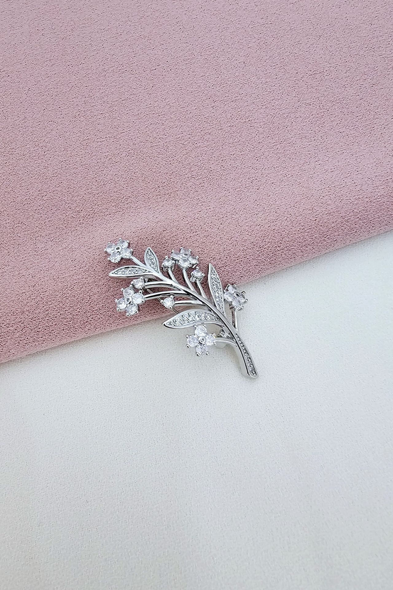Zirkon Taşlı Çiçek Figürlü Silver Broş
