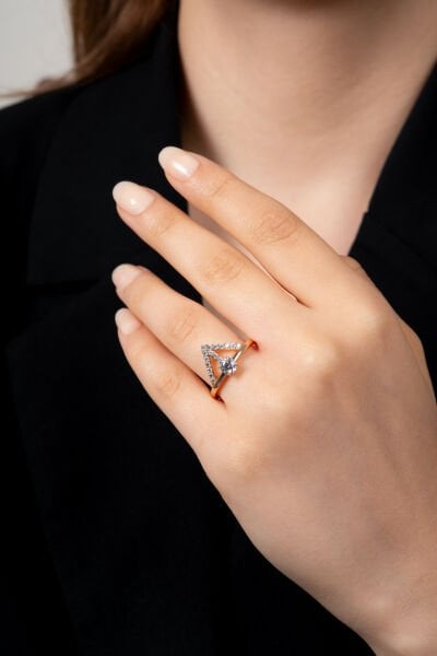 XUPING Üçgen Formlu Taş Süslemeli Altın Sarısı Kadın Yüzük