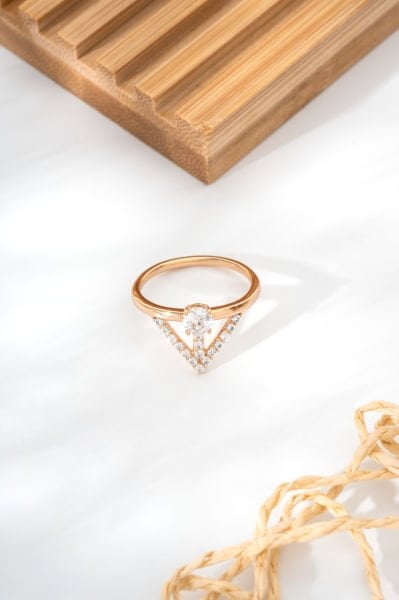 XUPING Üçgen Formlu Taş Süslemeli Altın Sarısı Kadın Yüzük