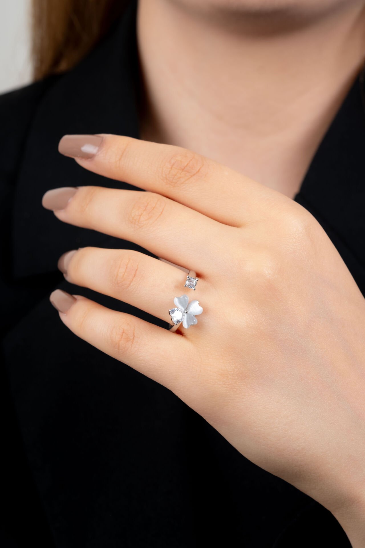 Gümüş Renk Kalpli Taş Detaylı Yüzük