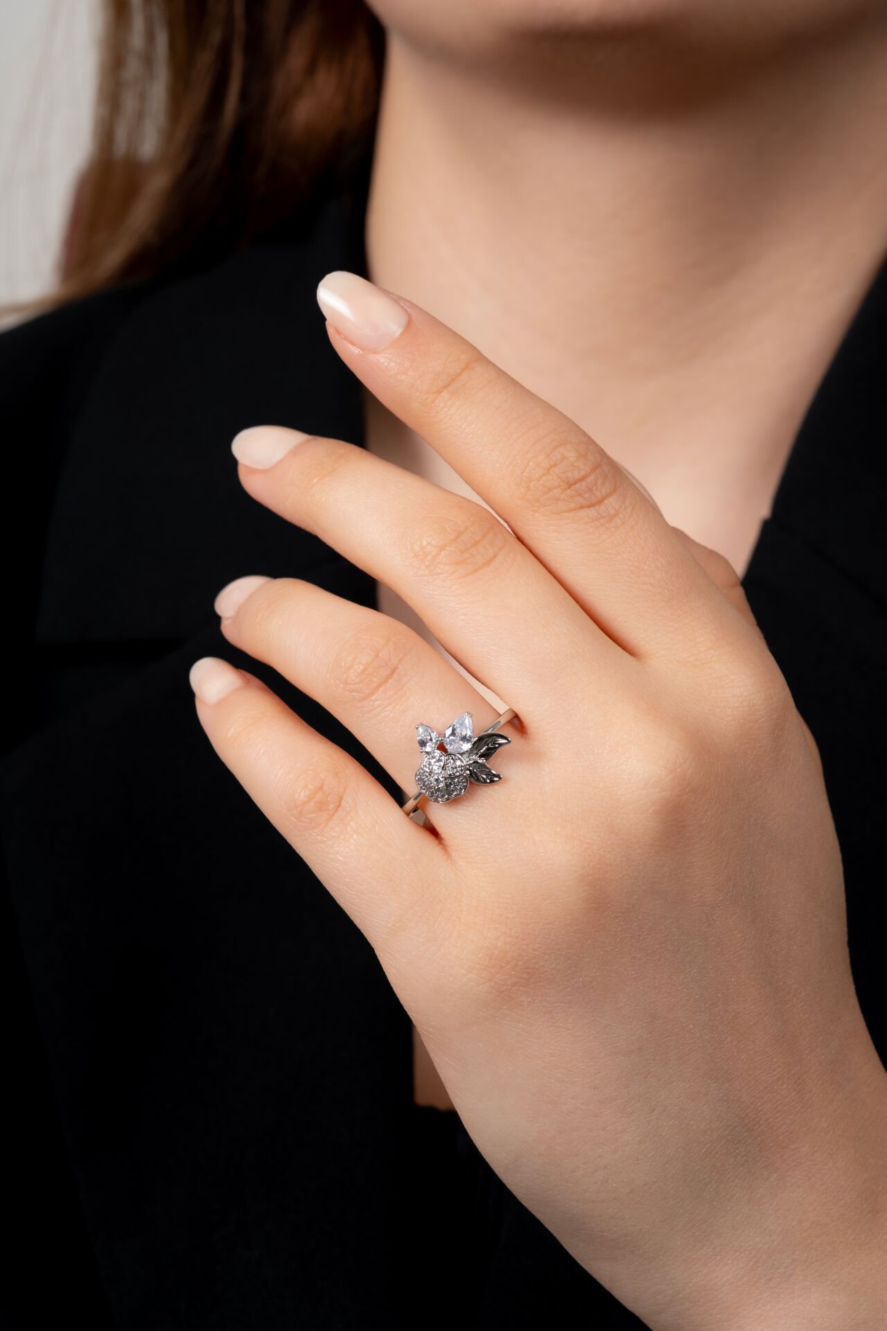 XUPING Çiçek ve Yaprak Detaylı Taş Süslemeli Gümüş Renk Kadın Yüzük