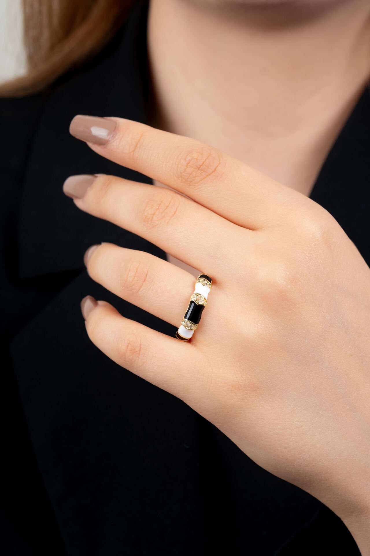 Siyah Beyaz Renkli Taş Detaylı Yüzük