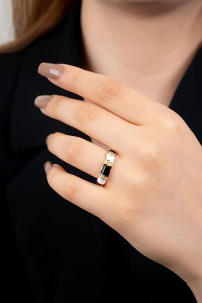 Siyah Beyaz Renkli Taş Detaylı Yüzük