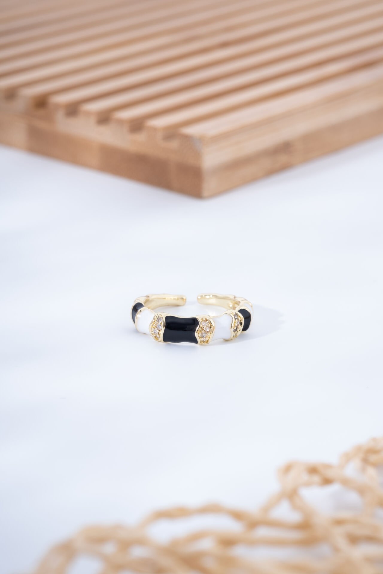 Siyah Beyaz Renkli Taş Detaylı Yüzük