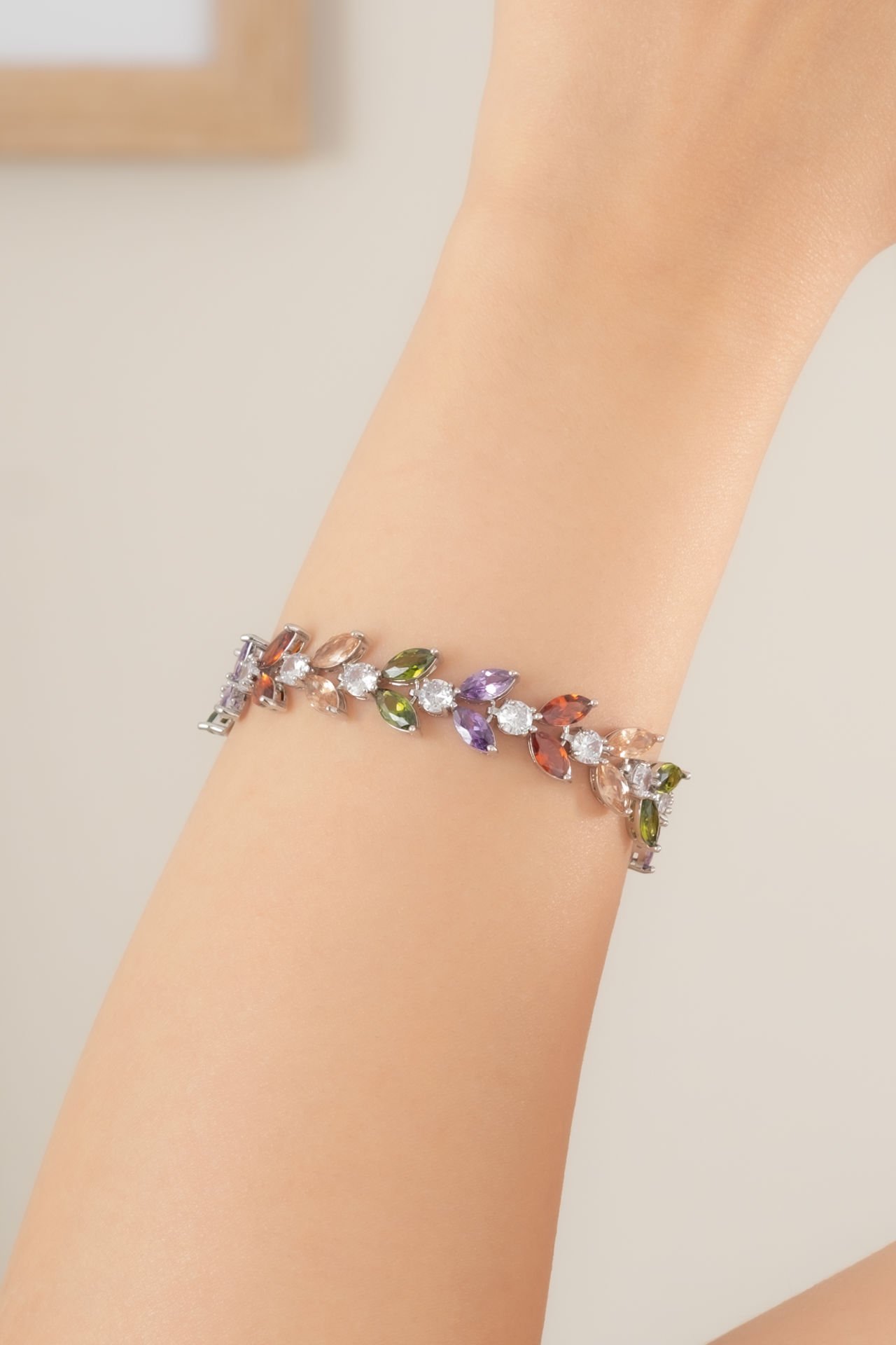 Vip Yaprak Model Renkli ve Elmas Taşlı Bileklik