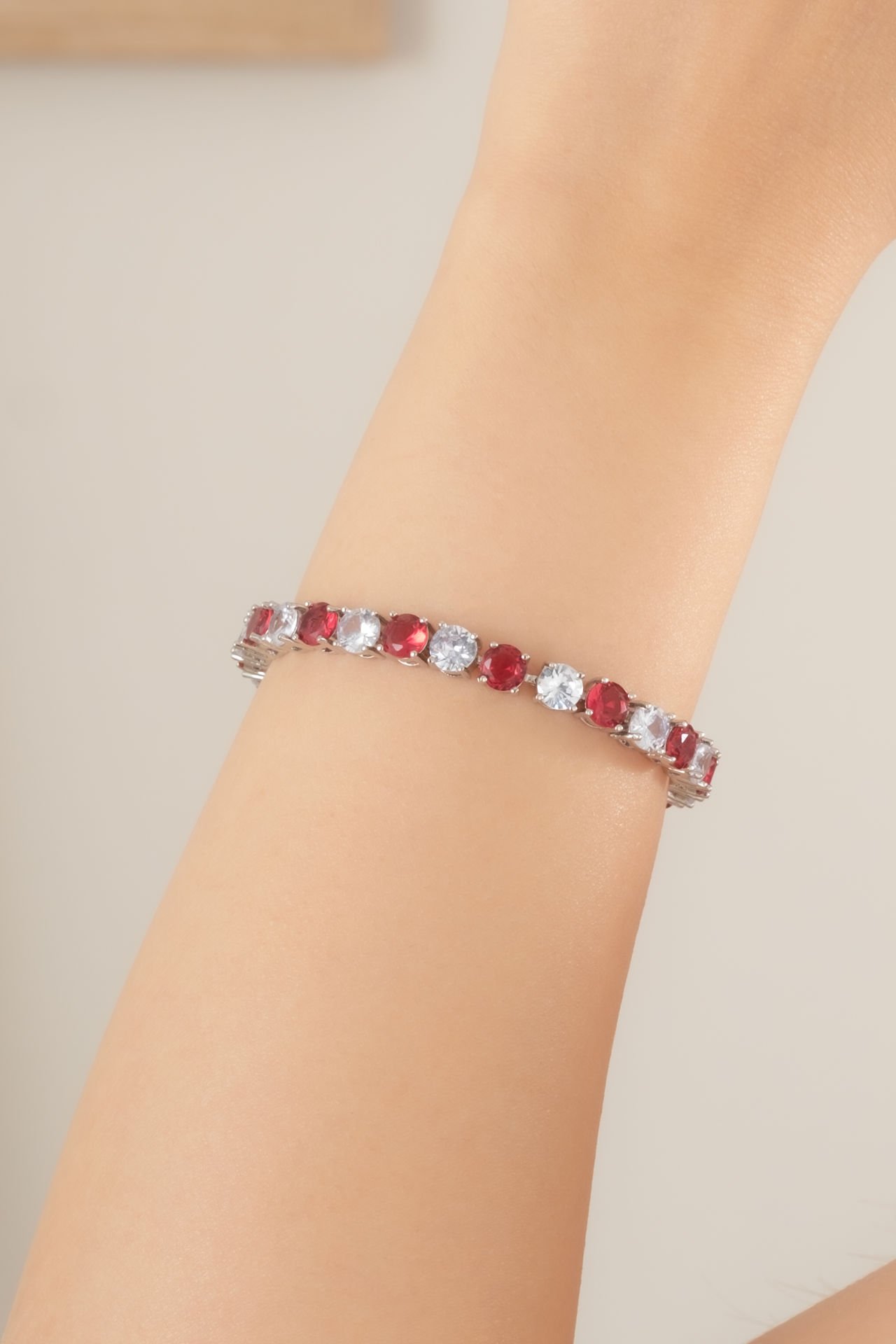 Vip Kırmızı Beyaz Taşlı Bileklik