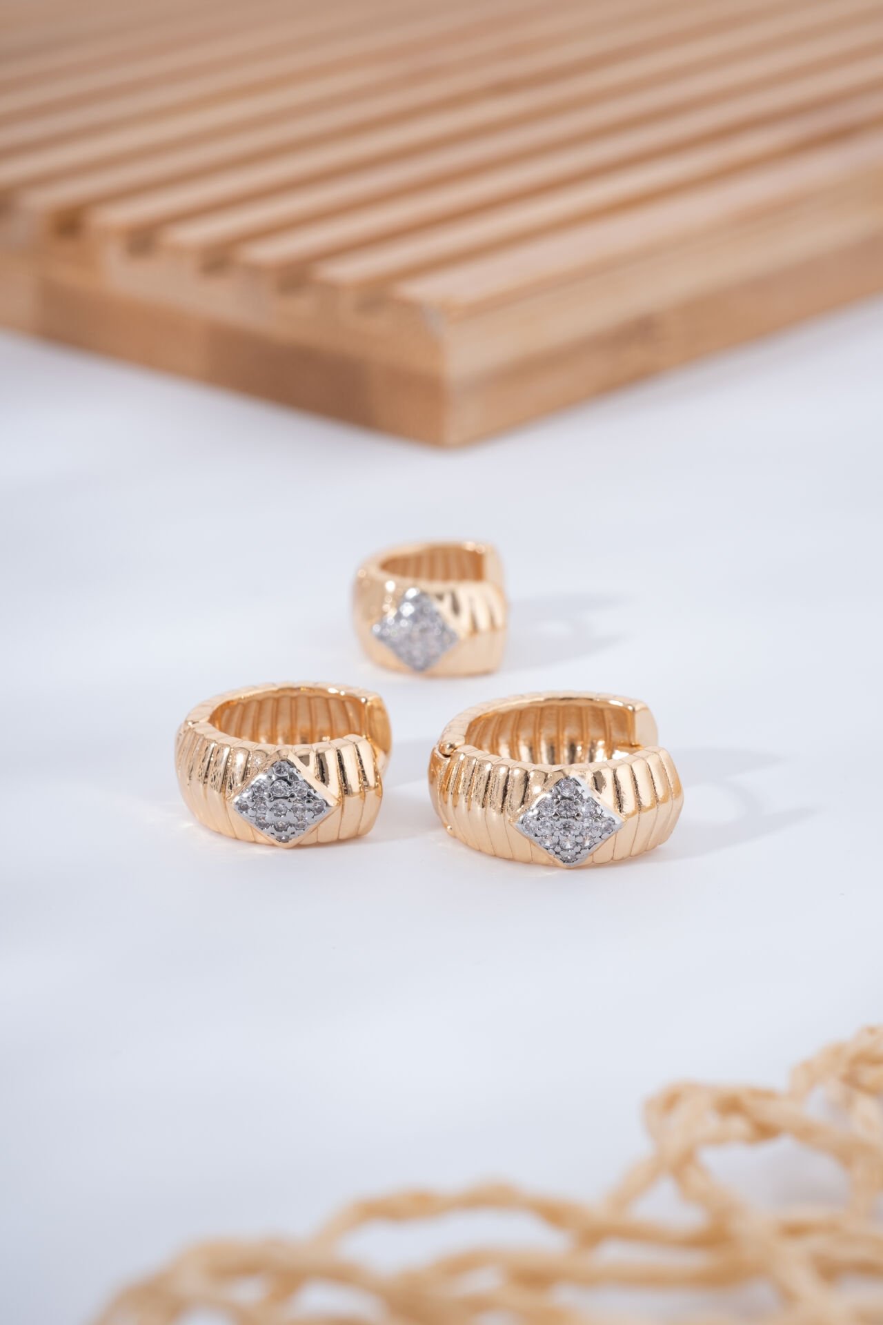 Rose Kare Taş Detaylı Kalın Çizgili VİP Küpe Seti