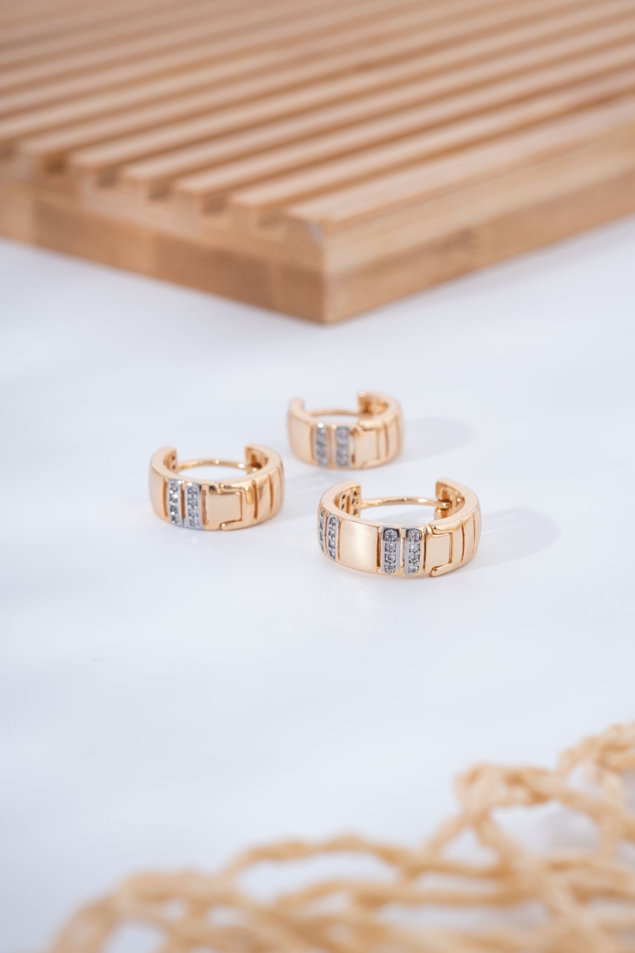 Rose Taş Süslemeli Kalın Bant Tasarımlı Halka VİP Küpe Seti