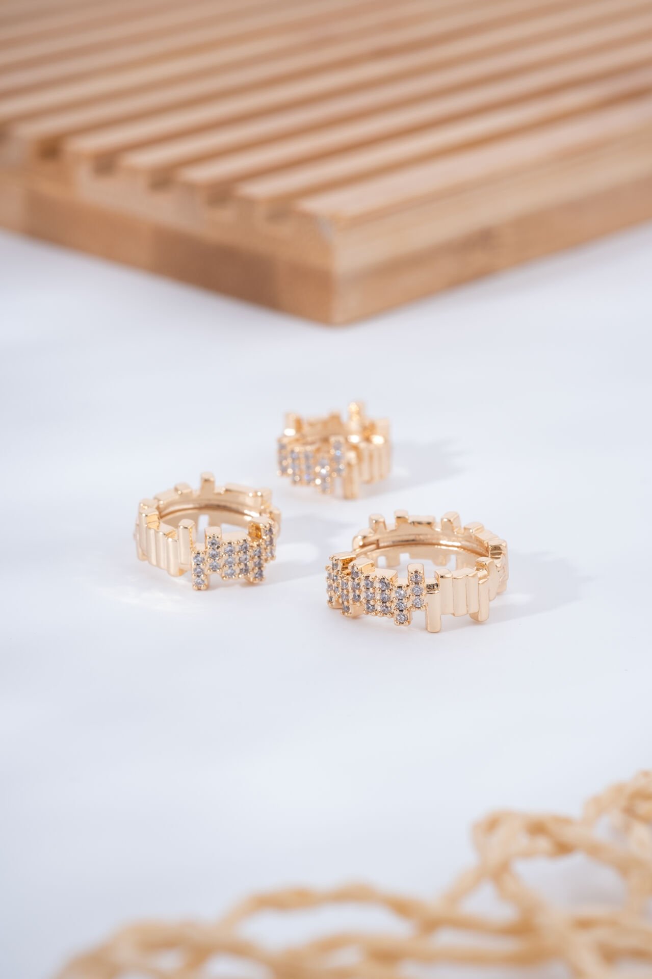 Rose Dişli Kenar Tasarımlı Taş Detaylı VİP Küpe Seti