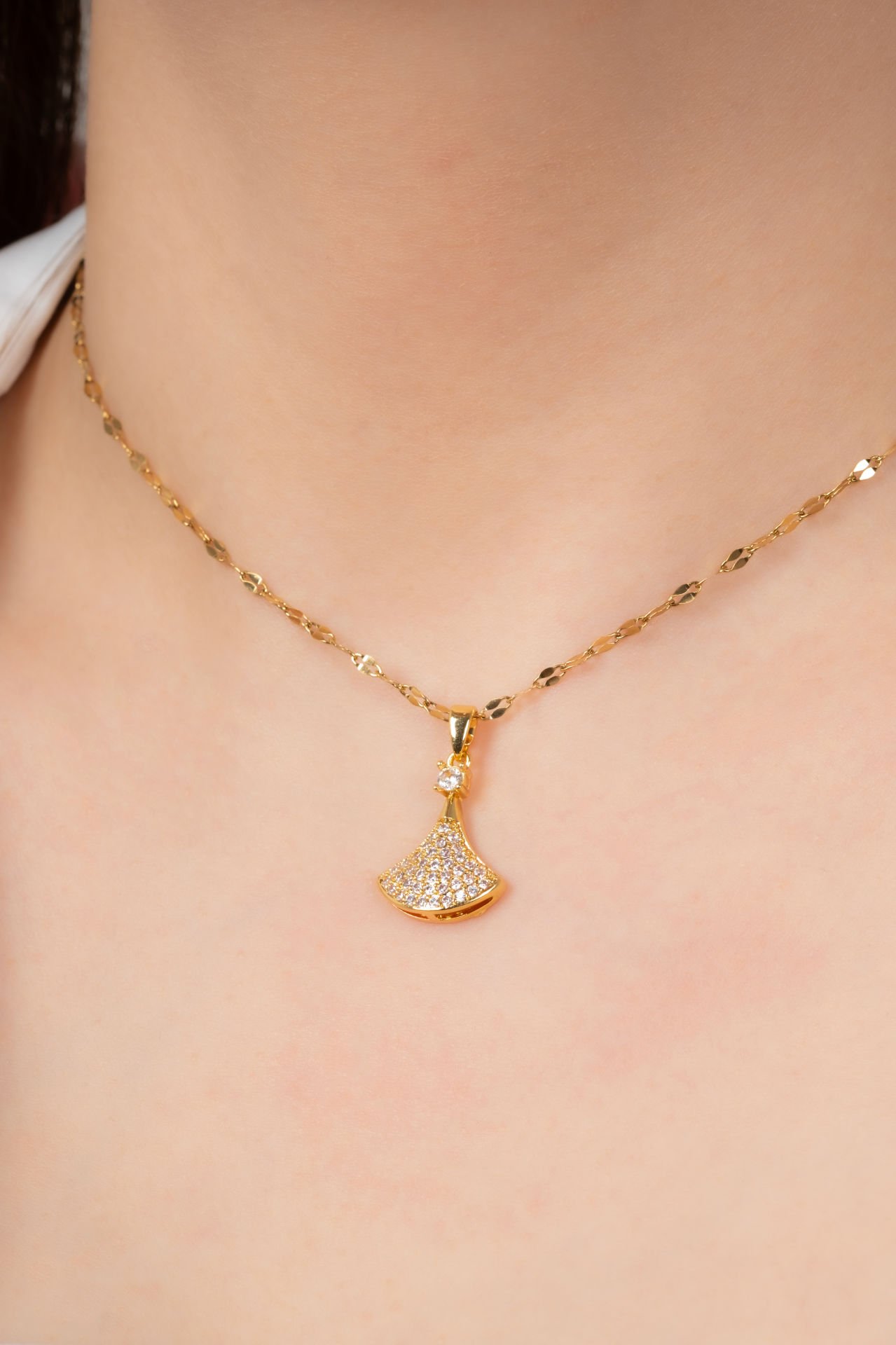 Çelik Deniz Kabuğu Figürlü Kolye