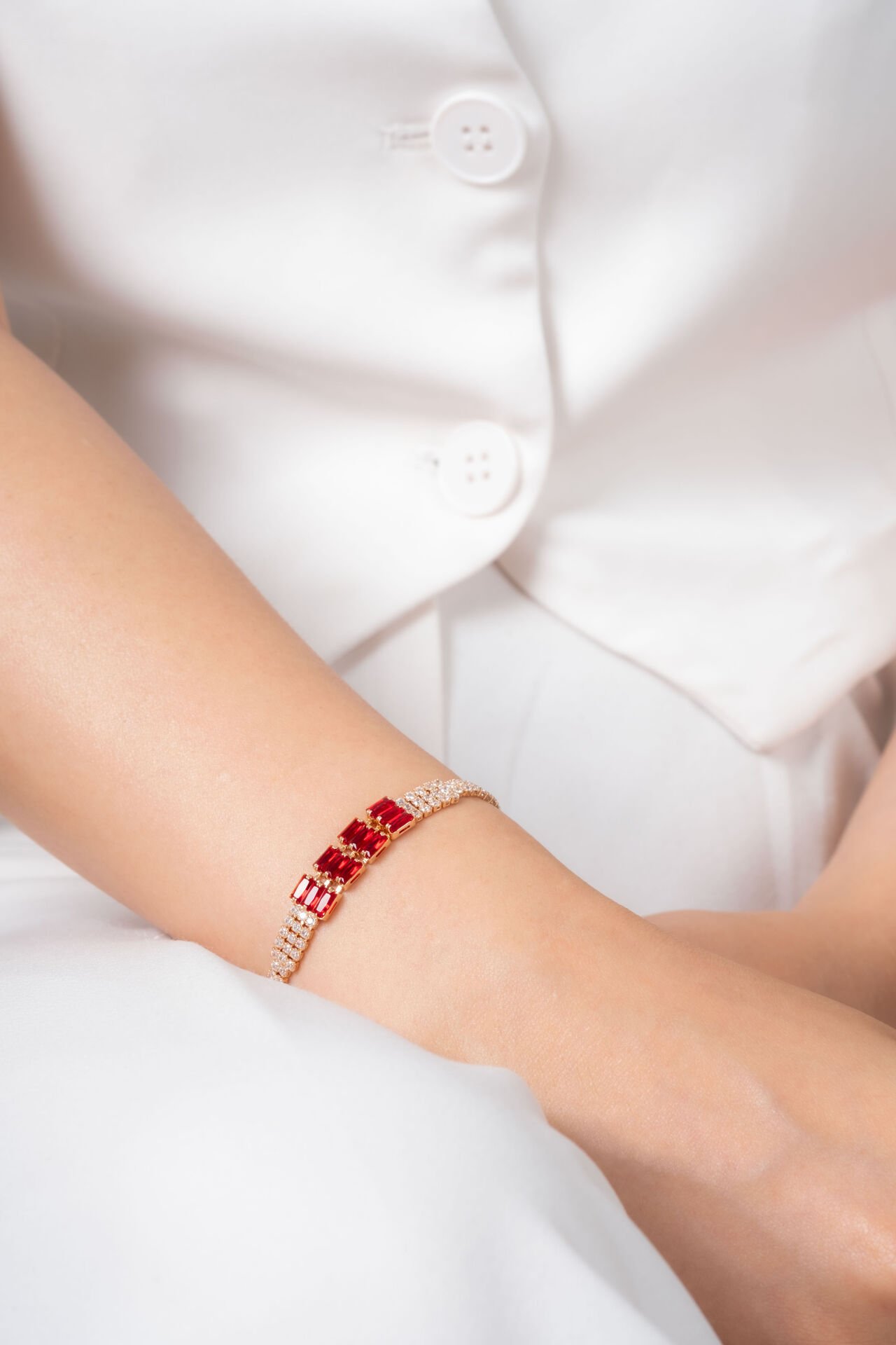 Kırmızı Taş Detaylı Çift Sıra Işıltılı VİP Bileklik